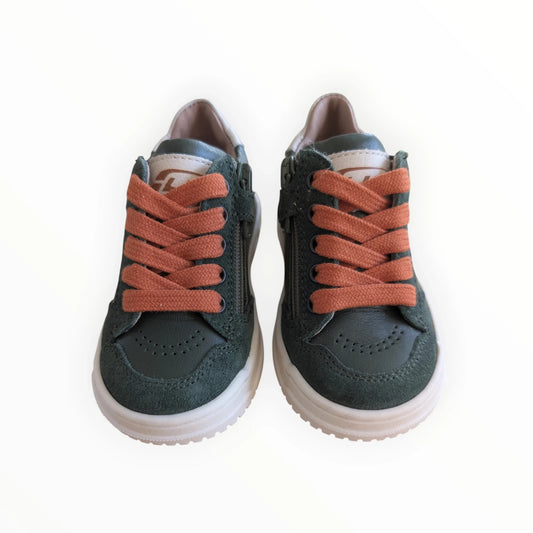 Pierrot Outlet kindersneakers in bosgroen suède en leer met oranje veters en rits. Comfortabel en stijlvol.