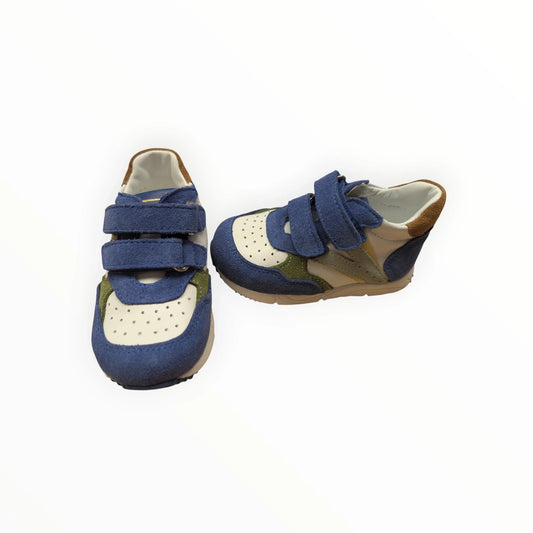 Pierrot Outlet kindersneakers met klittenbandsluiting in blauw, wit, groen en bruin, gemaakt van leer en suède.