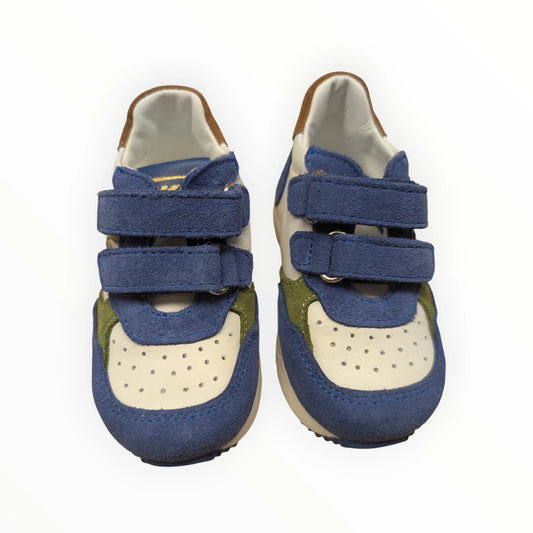 Pierrot Outlet kindersneakers met klittenbandsluiting in blauw, wit, groen en bruin. Gemaakt van leer en suède met perforaties.