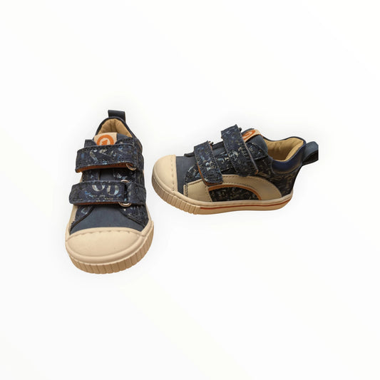 Pierrot Outlet kindersneakers met klittenbandsluiting in donkerblauw met artistiek patroon, textiel en leer, rubberen neus en zool.