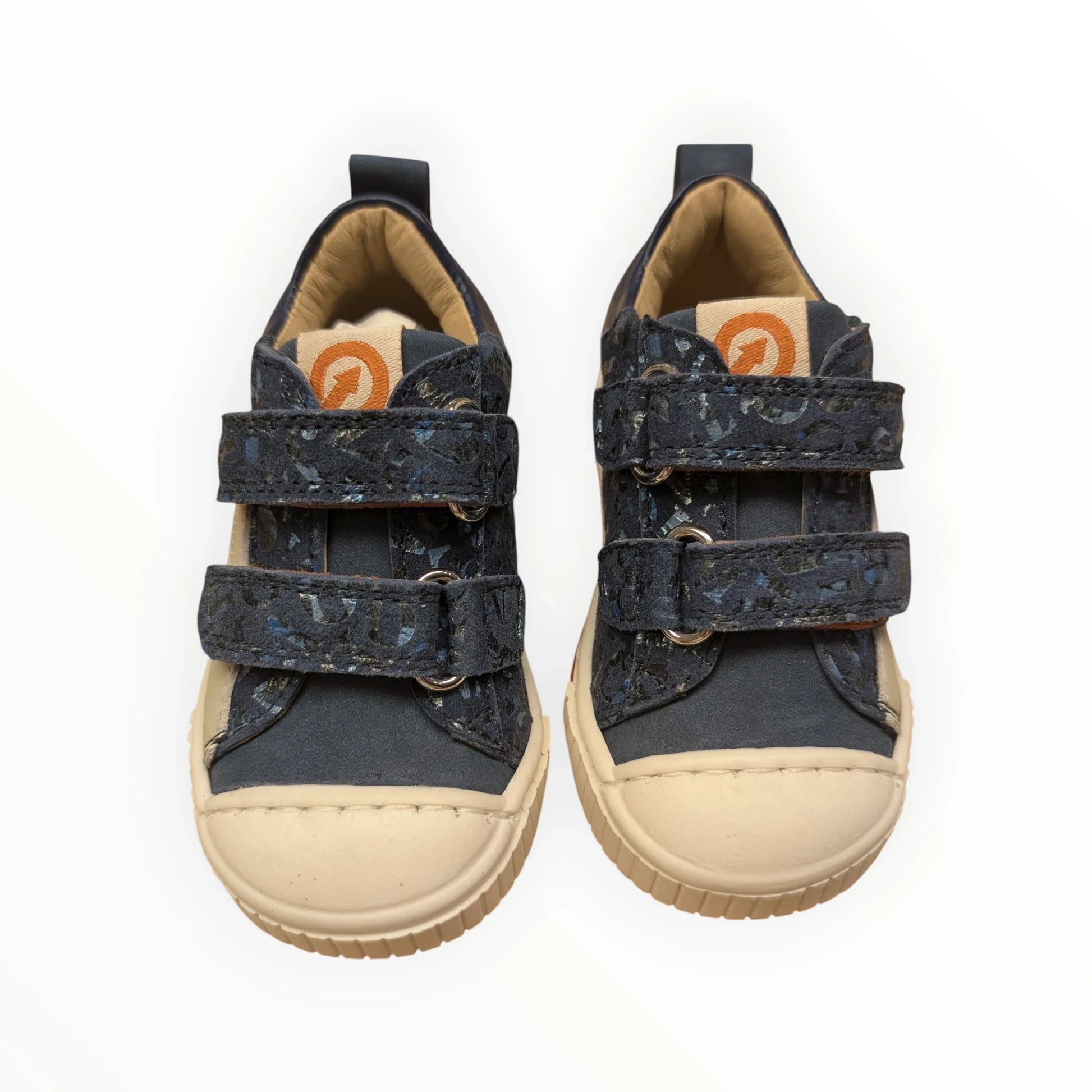 Pierrot Outlet kindersneakers met klittenbandsluiting, donkerblauw met artistiek patroon, textiel en leer, rubberen neus en zool.