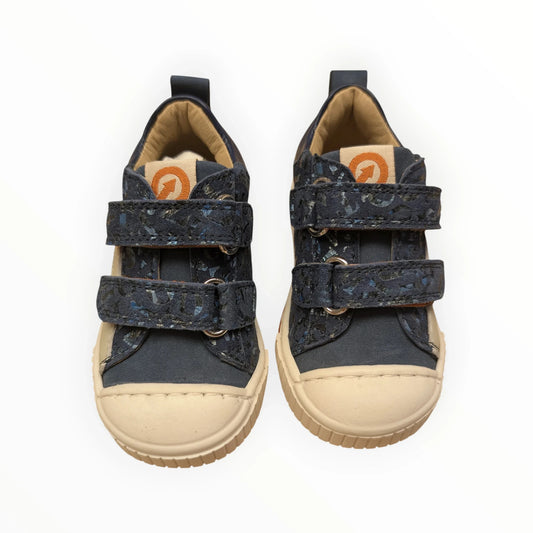 Pierrot Outlet kindersneakers met klittenbandsluiting, donkerblauw met artistiek patroon, textiel en leer, rubberen neus en zool.