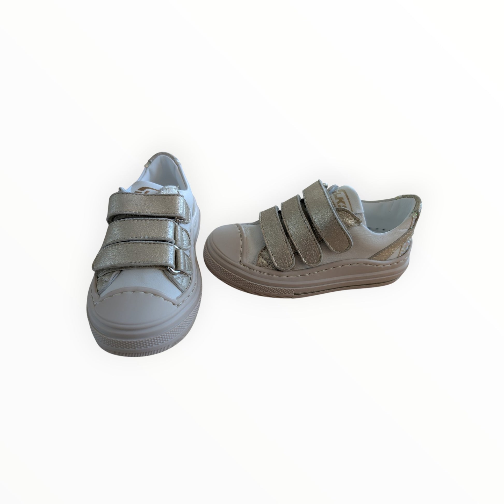 Pierrot Outlet crèmekleurige kindersneakers van leer met gouden metallic details en drie klittenbandsluitingen.