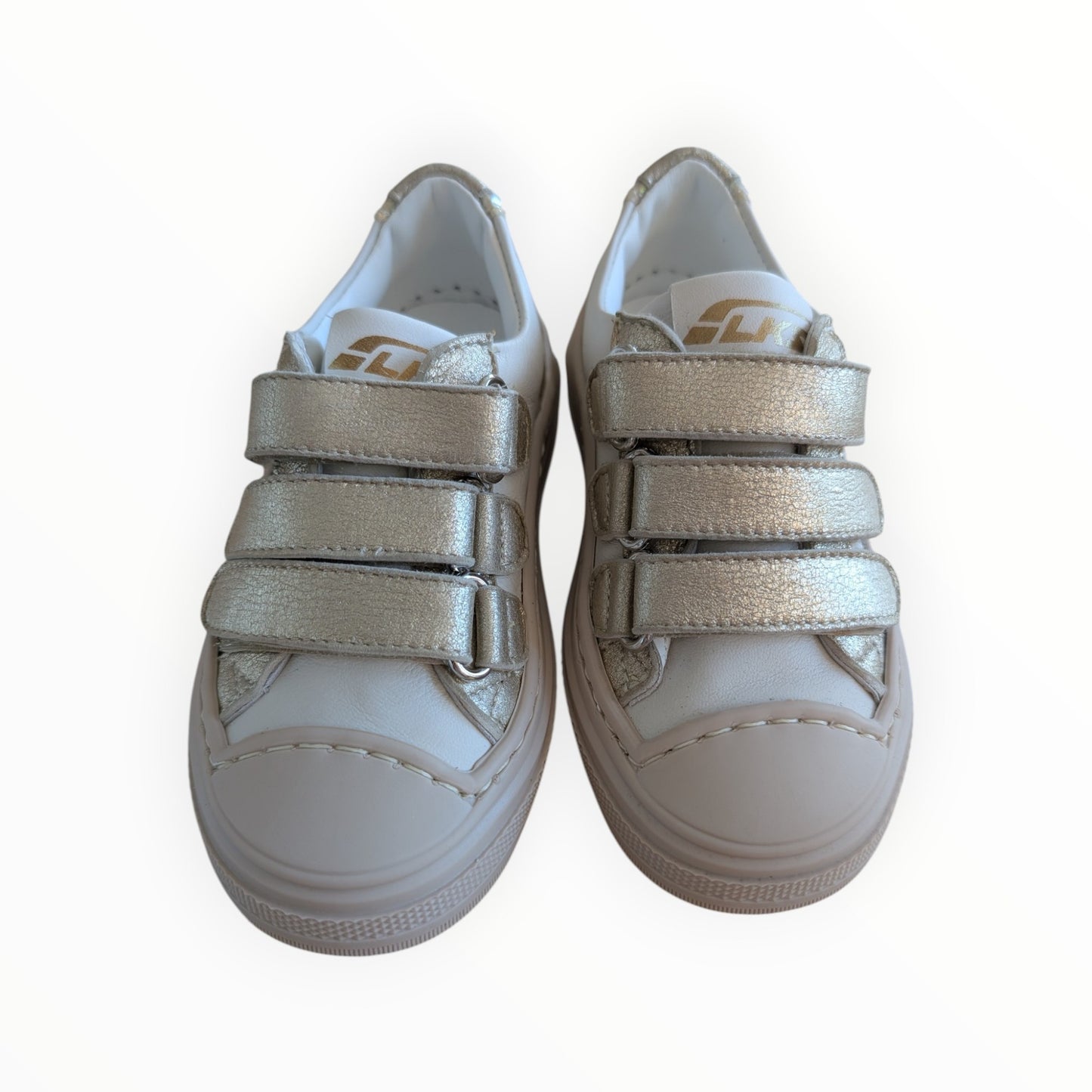 Pierrot Outlet kindersneakers in crèmekleur leer met gouden metallic details en drie klittenbandsluitingen.