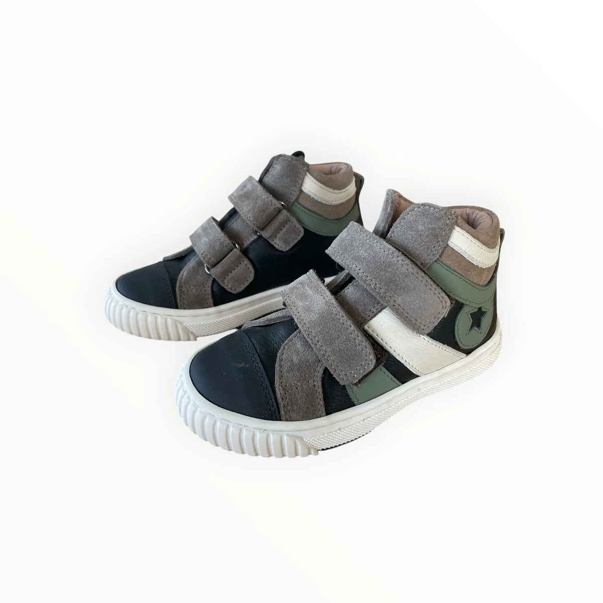 Pierrot Outlet halfhoge kindersneakers in zwart, grijs en olijfgroen met klittenband en ster-detail op de zijkant