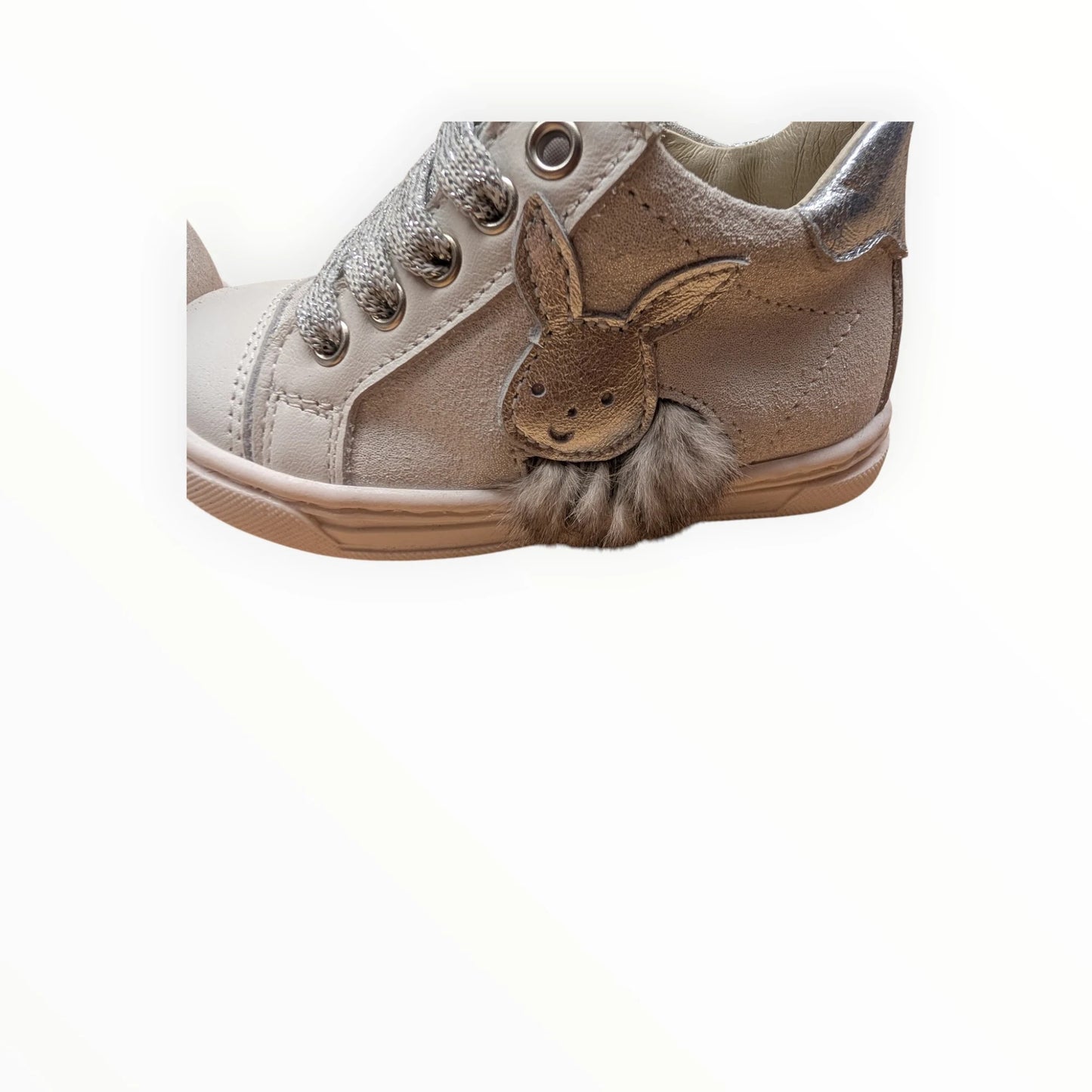 Pierrot Outlet crèmekleurige leren en suède kindersneakers met konijnenapplicatie en glitterveters.