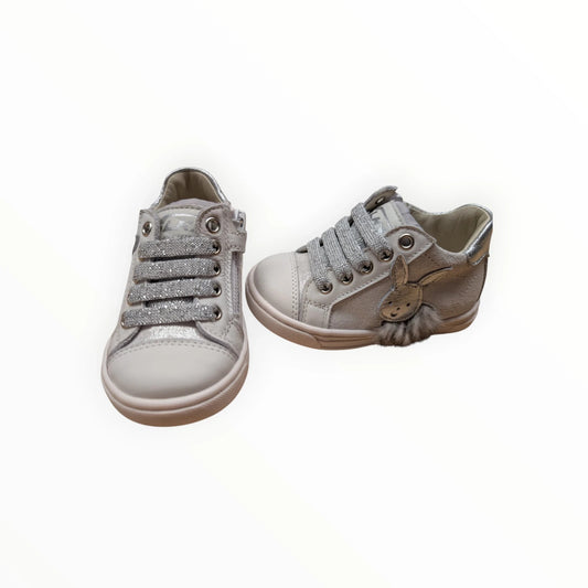 Pierrot Outlet crèmekleurige kindersneakers met konijnenversiering, glitterveters en rits