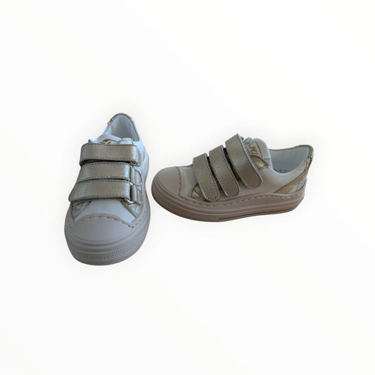 Pierrot Outlet kindersneakers van leer in crèmekleur met gouden metallic details en drie klittenbandsluitingen.