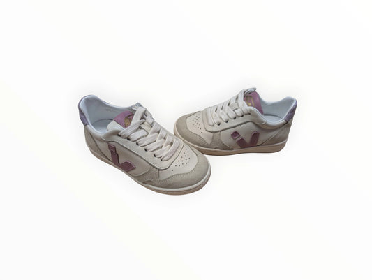 Pierrot Outlet kindersneakers van leer en suède in crème met paarse en roze accenten, veters en rits.