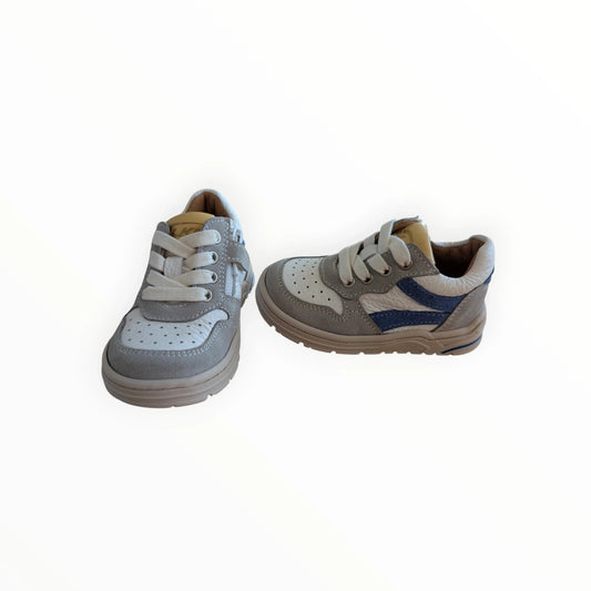 Pierrot Outlet kindersneakers van leer en suède in grijs met blauw accent en vetersluiting.
