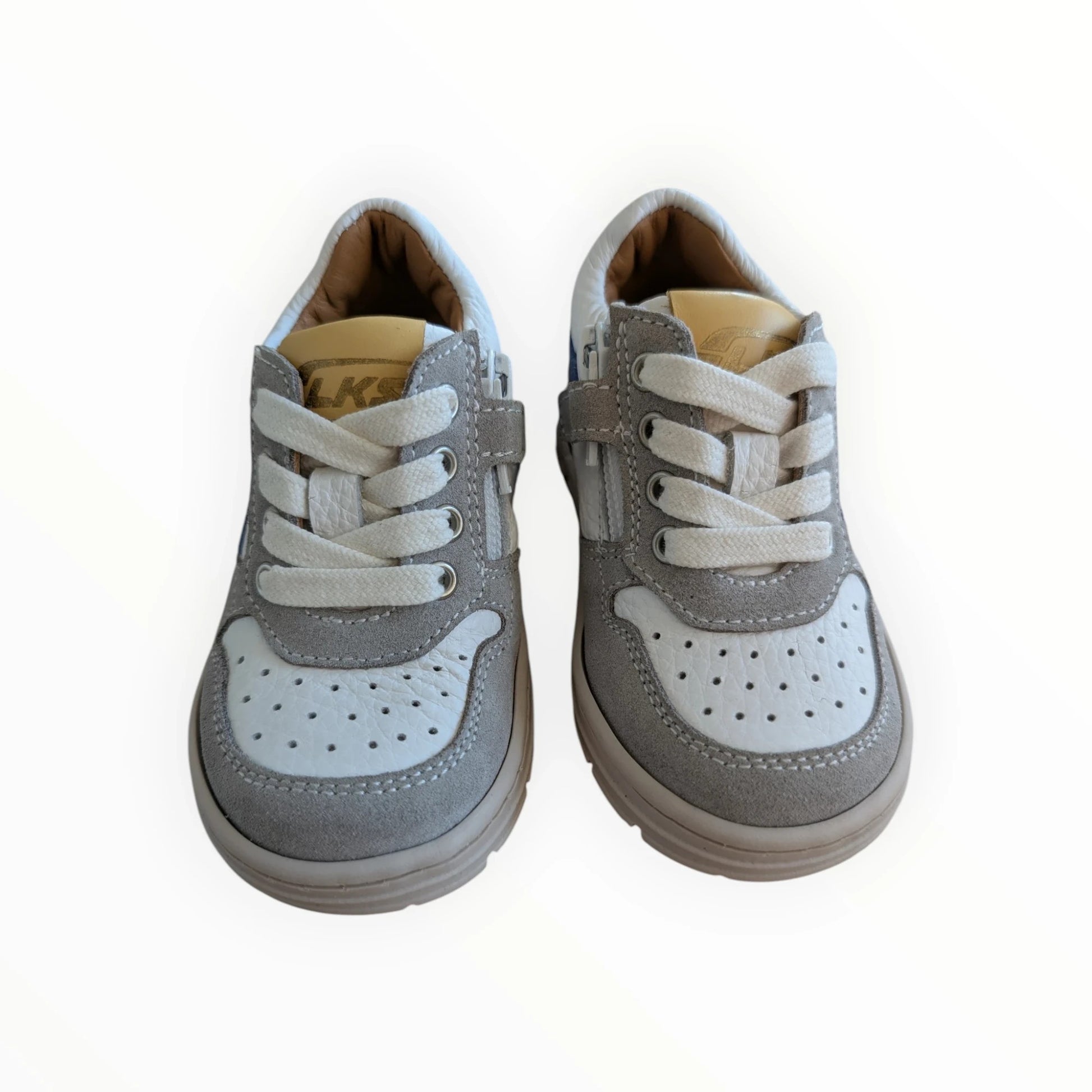 Pierrot Outlet kindersneakers van leer en suède in grijs en wit met vetersluiting en blauw accent.