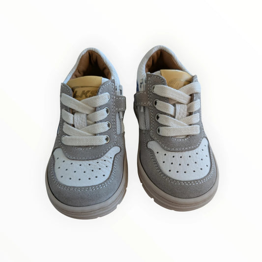 Pierrot Outlet kindersneakers van leer en suède in grijs en wit met vetersluiting en blauw accent.