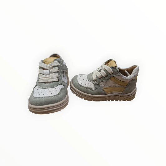 Pierrot Outlet kindersneakers van leer en suède in grijs, wit en geel met veters en rits.