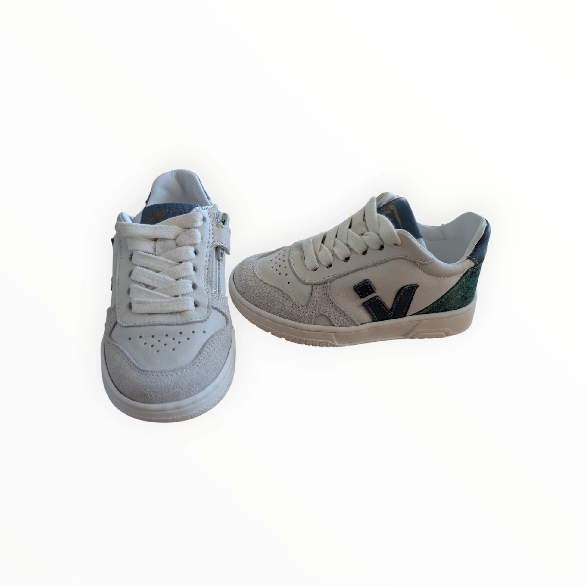 Pierrot Outlet kindersneakers van leer en suède in off-white met rits en veters. Groene accenten.