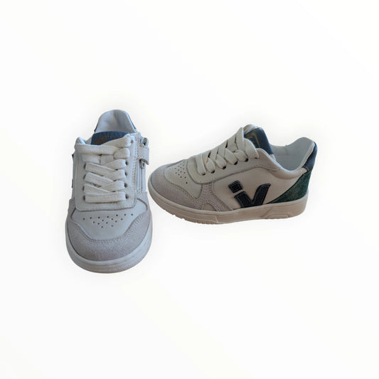 Pierrot Outlet kindersneakers van leer en suède in off-white met rits en veters. Groene accenten.