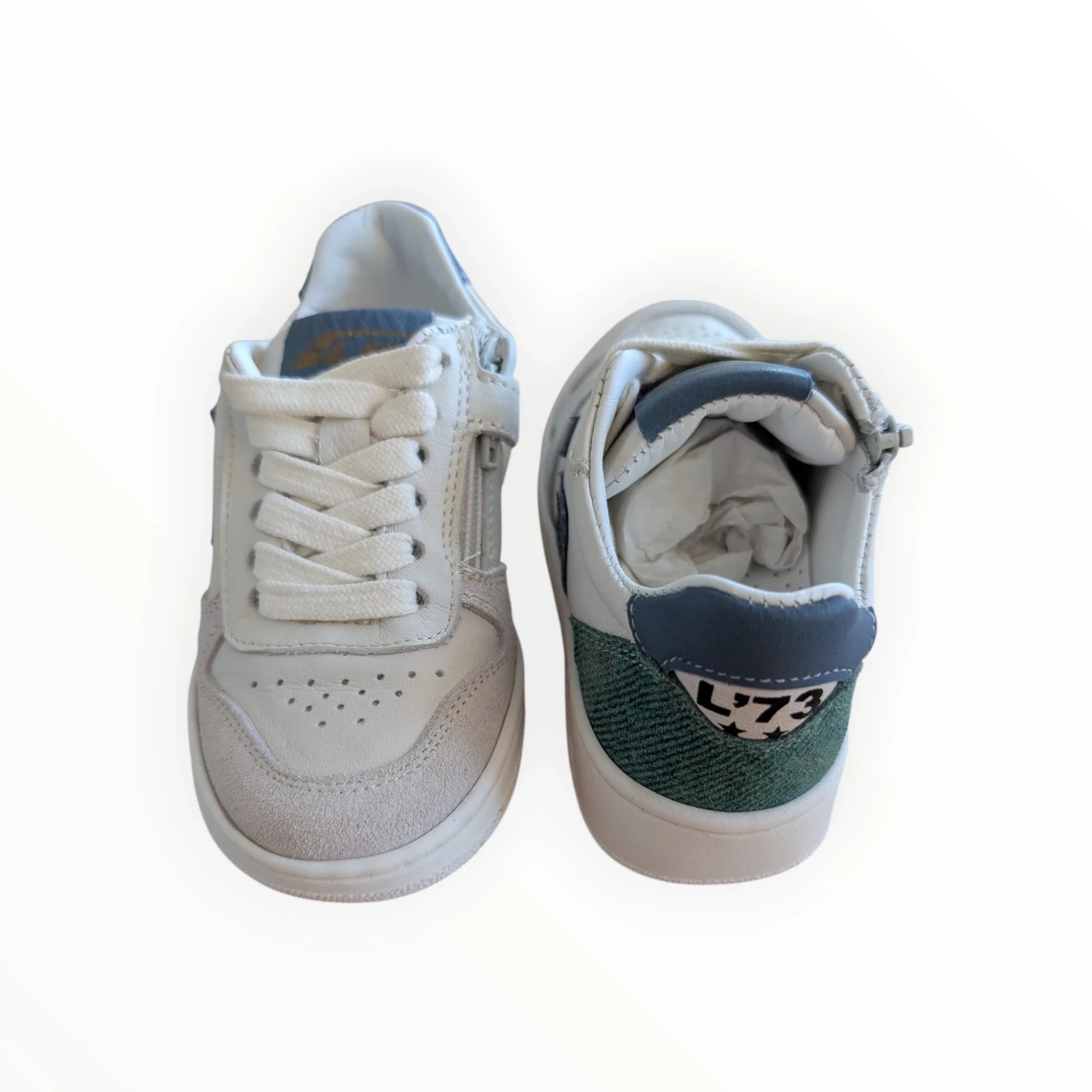 Pierrot Outlet kindersneakers van leer en suède in off-white met rits en veters. Groene hiel met L73 print.