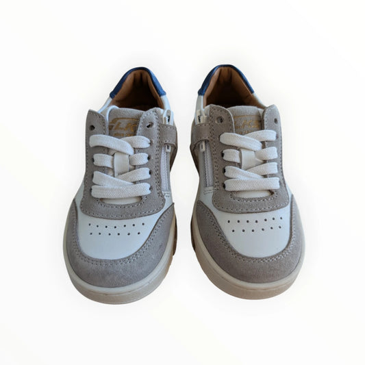 Pierrot Outlet kindersneakers van leer en suède in wit, grijs en blauw met veters en rits.