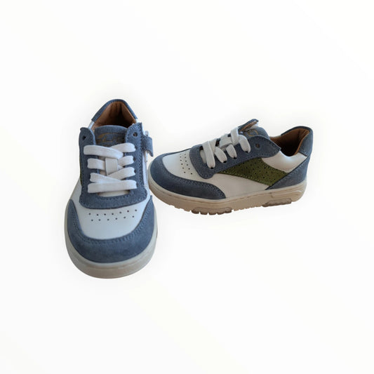 Pierrot Outlet kindersneakers van leer en suède in wit, grijs en olijfgroen met veters en rits.