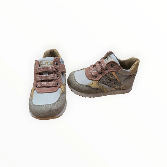 Pierrot Outlet kindersneakers met veters en klittenbandsluiting in wit, grijs, roze en goudkleurige accenten. Gemaakt van leer en suède.