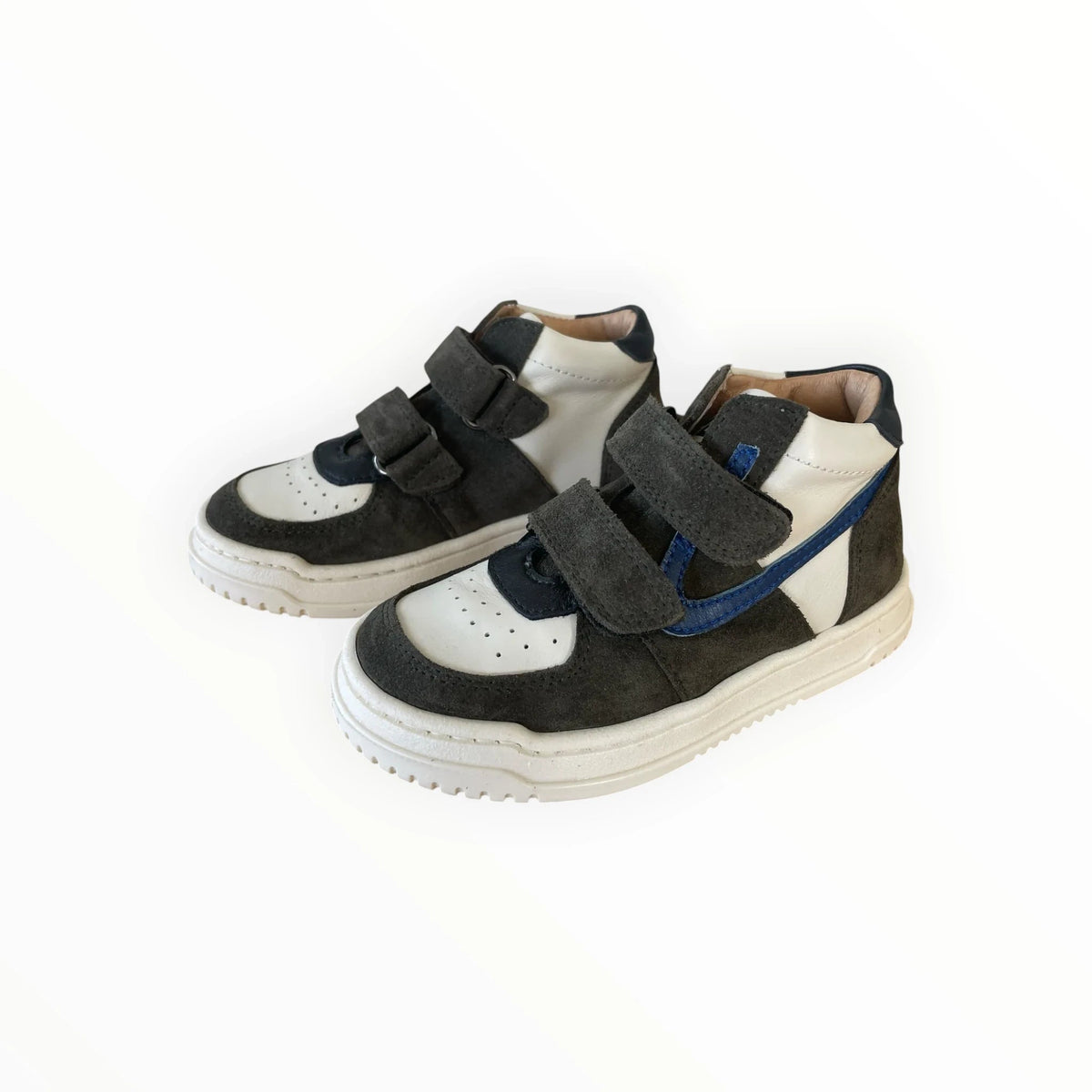 Pierrot Outlet halfhoge kindersneakers van suède en leer in wit, antraciet en blauw met handige klittenbandsluiting.