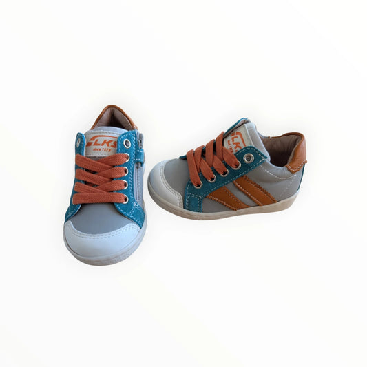 Pierrot Outlet kindersneakers van leer en textiel in grijs, blauw en bruin met oranje veters en rits.