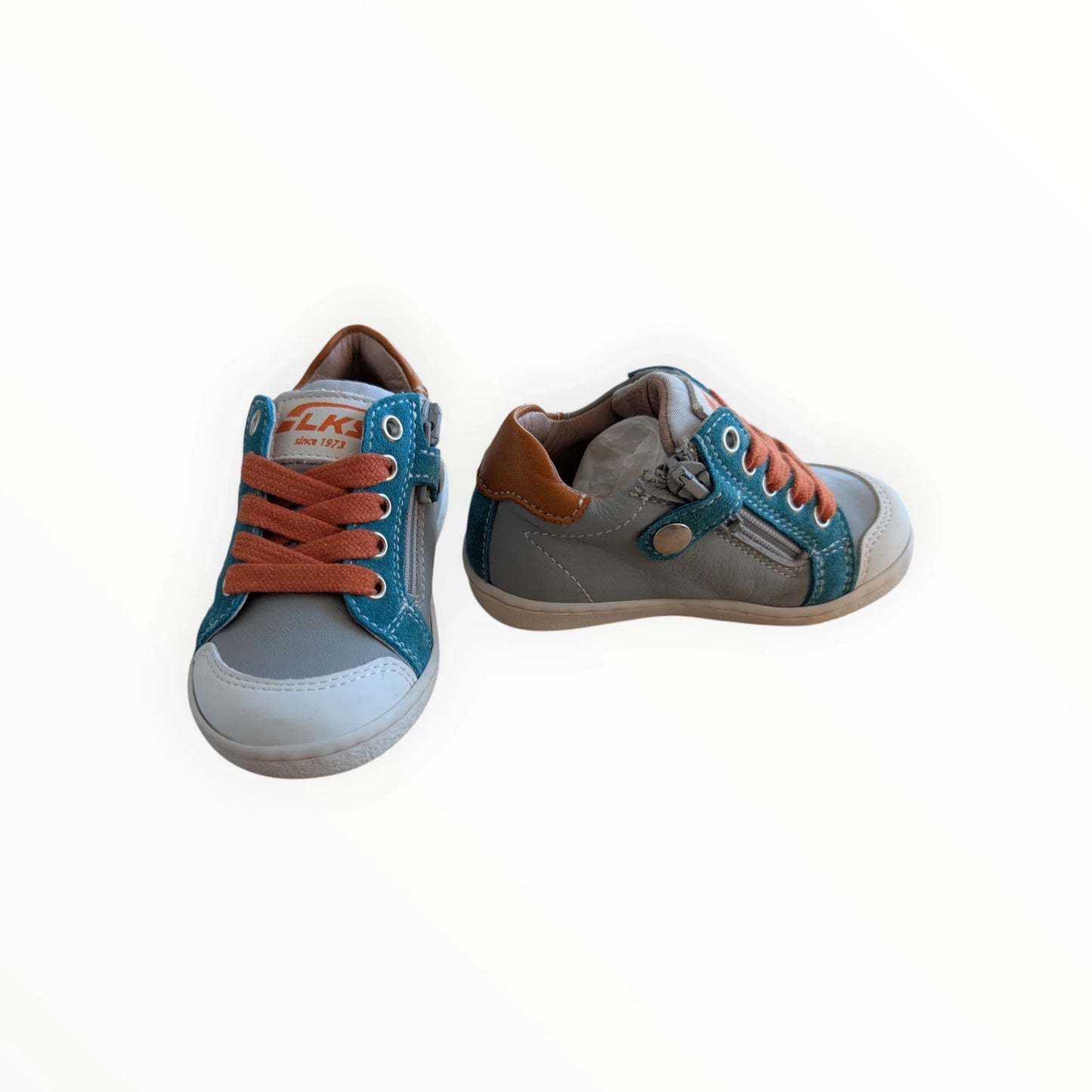 Pierrot Outlet kindersneakers van leer en textiel in grijs, blauw en oranje met veters en rits.