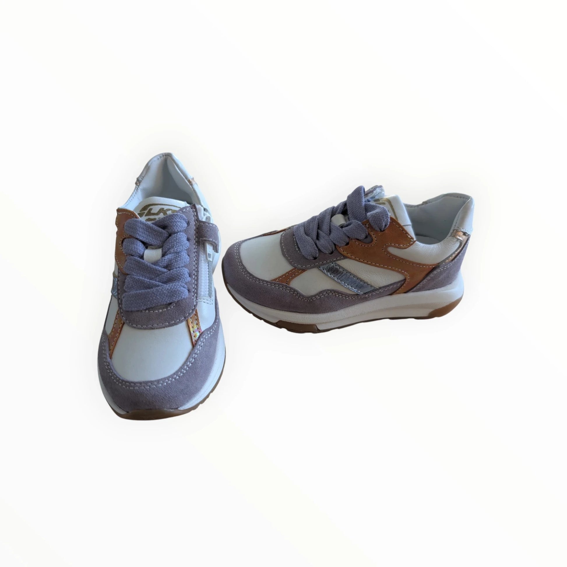 Pierrot Outlet kindersneakers van lichtgrijs suède met witte en koperkleurige accenten, veters en rits.