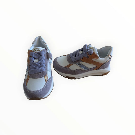 Pierrot Outlet kindersneakers van lichtgrijs suède met witte en koperkleurige accenten, veters en rits.
