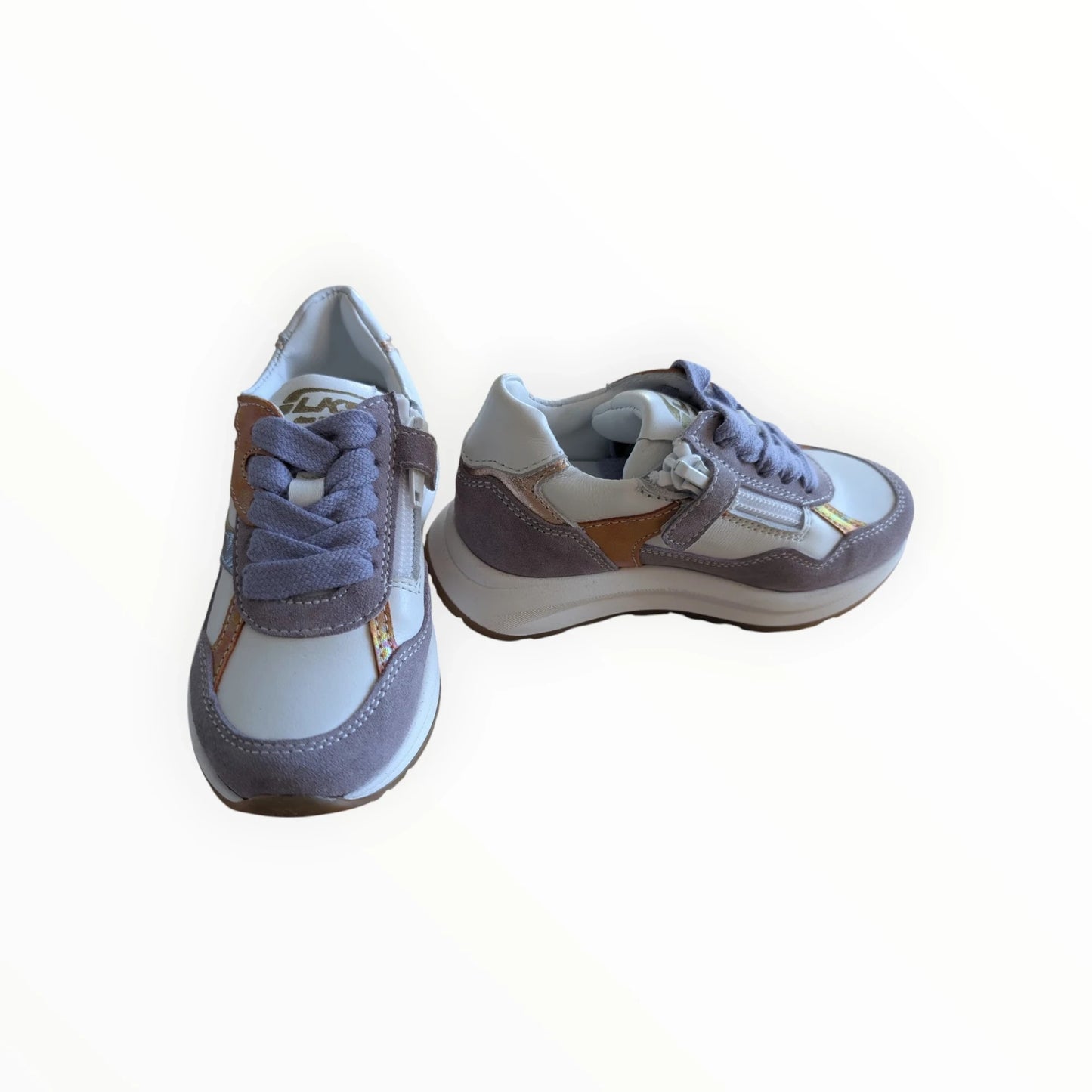 Pierrot Outlet kindersneakers van lichtgrijs suède met witte en koperkleurige accenten, veters en rits.