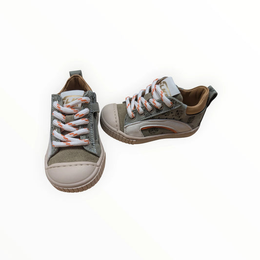 Pierrot Outlet kindersneakers met veters en rits, olijfgroen suède en textiel met oranje accenten en print.