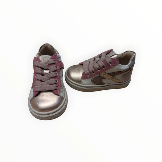 Pierrot Outlet kindersneakers met veters en rits, metallic roze en zilver met roze accenten, leer en textiel.