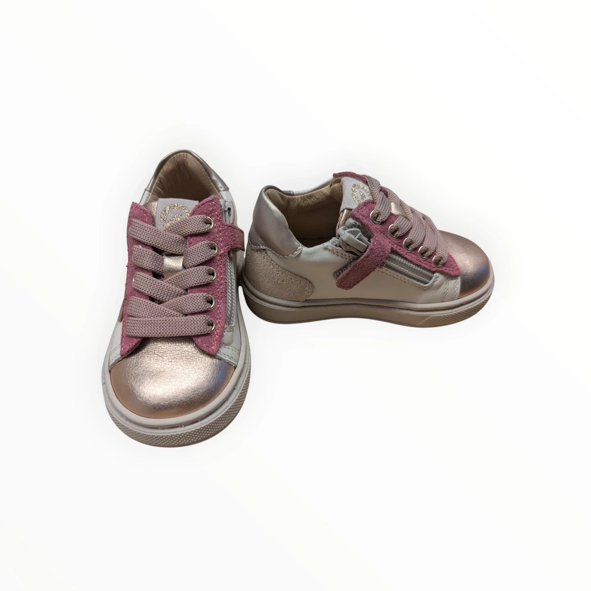 Pierrot Outlet kindersneakers met veters en rits, metallic roze en zilver met roze accenten, leer en textiel.