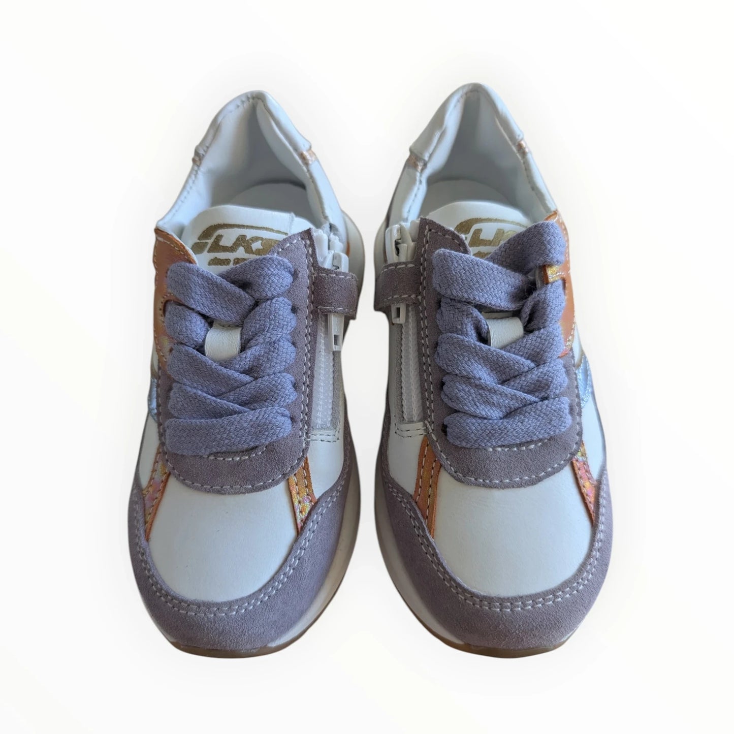 Pierrot Outlet kindersneakers van lichtgrijs suède met witte en koperkleurige accenten, veters en rits.