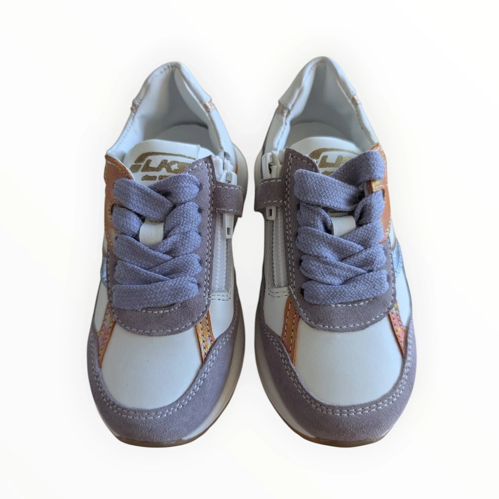 Pierrot Outlet kindersneakers van lichtgrijs suède met witte en koperkleurige accenten, veters en rits.