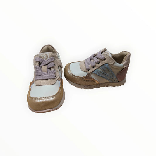Pierrot Outlet kindersneakers met veters en rits in beige, goud en pastelkleuren. Gemaakt van suède en leer.