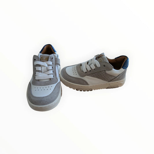 Pierrot Outlet kindersneakers van leer en suède in wit, grijs en blauw met veters en rits