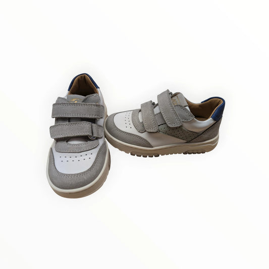Pierrot Outlet kindersneakers van wit en grijs leer en suède met klittenbandsluiting en blauwe accenten.