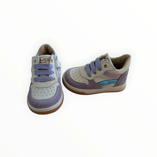 Pierrot Outlet kindersneakers van leer en suède in wit, lavendel en metallic blauw met veters en rits.