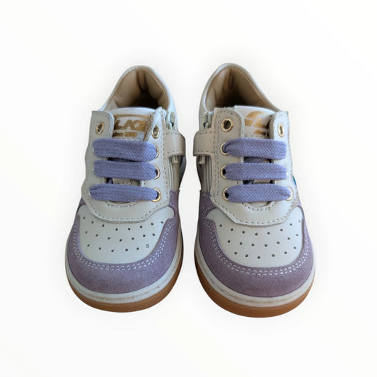 Pierrot Outlet kindersneakers in wit en lavendel met metallic blauwe accenten, leer en suède, vetersluiting en rits.