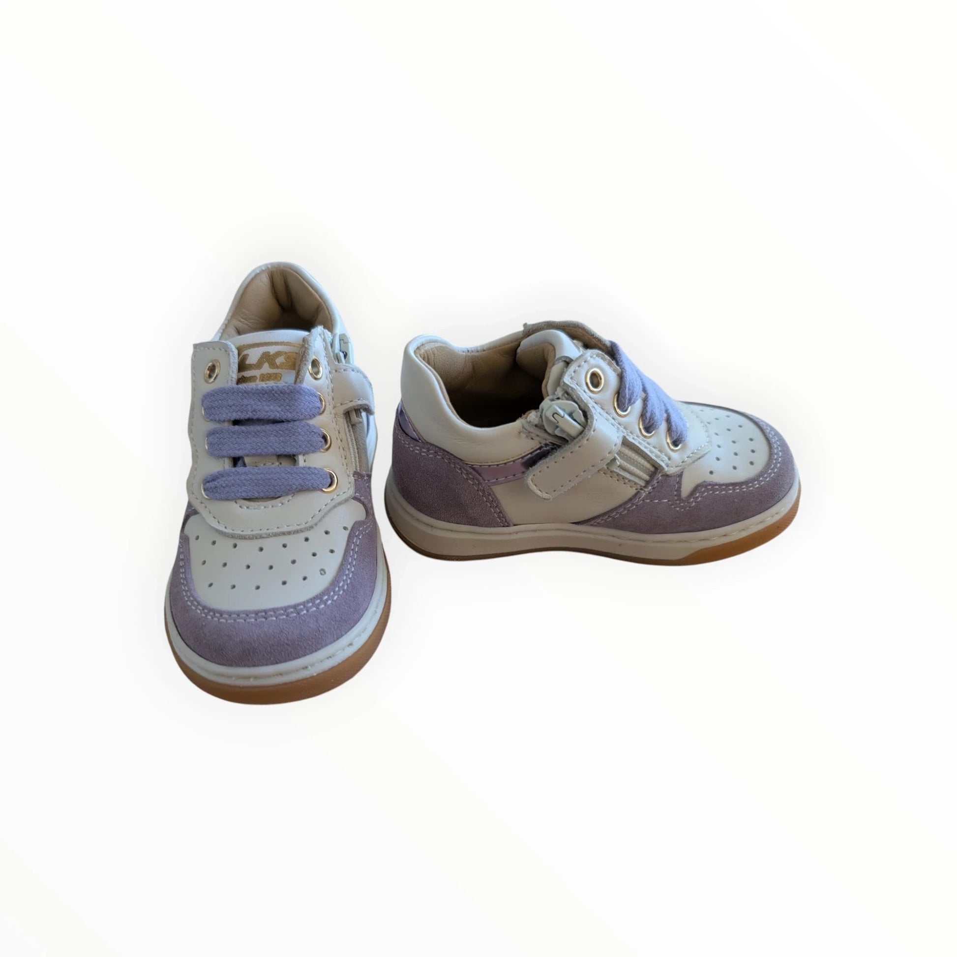 Pierrot Outlet kindersneakers in wit en lavendel met metallic blauwe accenten, leer en suède, vetersluiting en rits.
