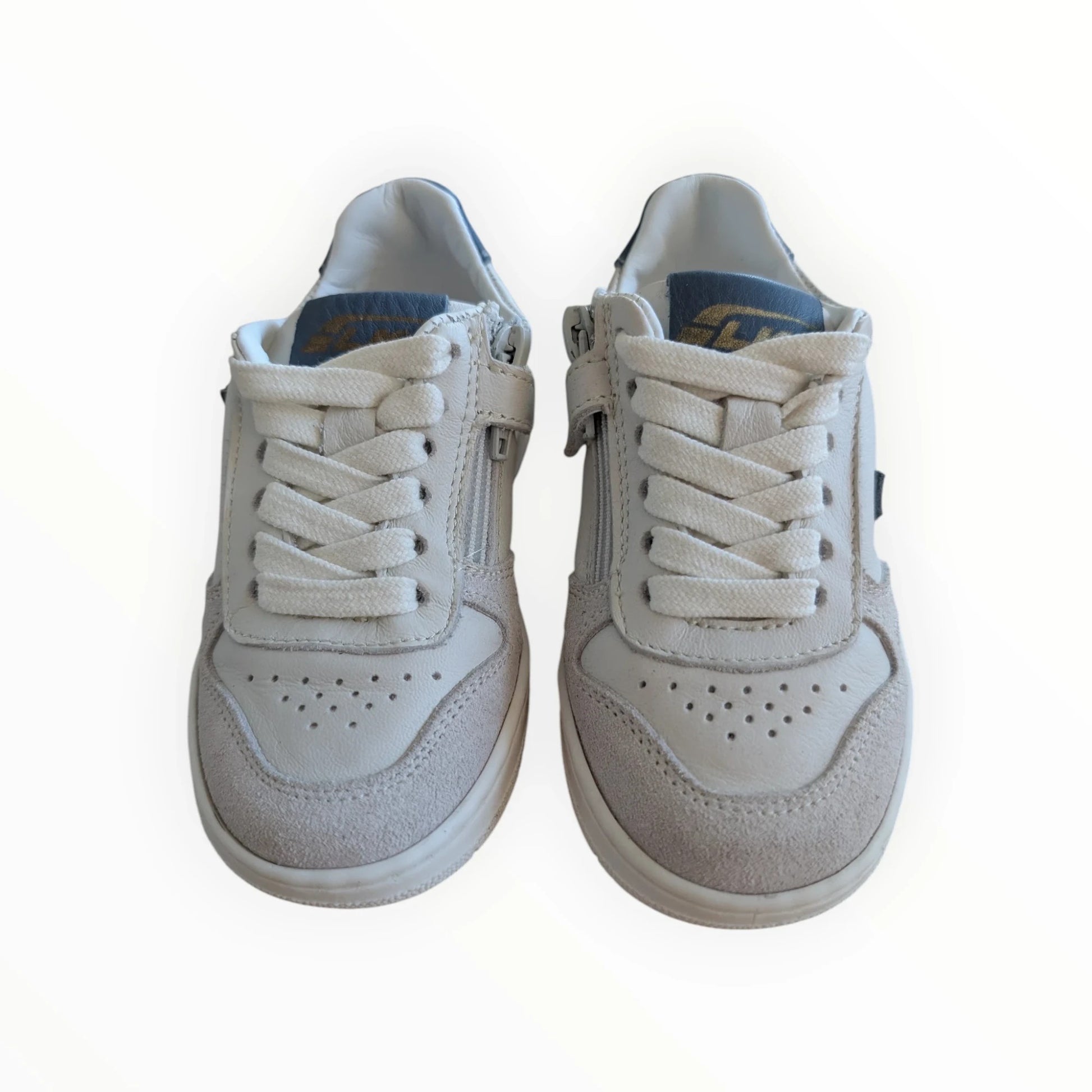 Pierrot Outlet kindersneakers van leer en suède in off-white met rits en veters. Groene accenten op de hiel.