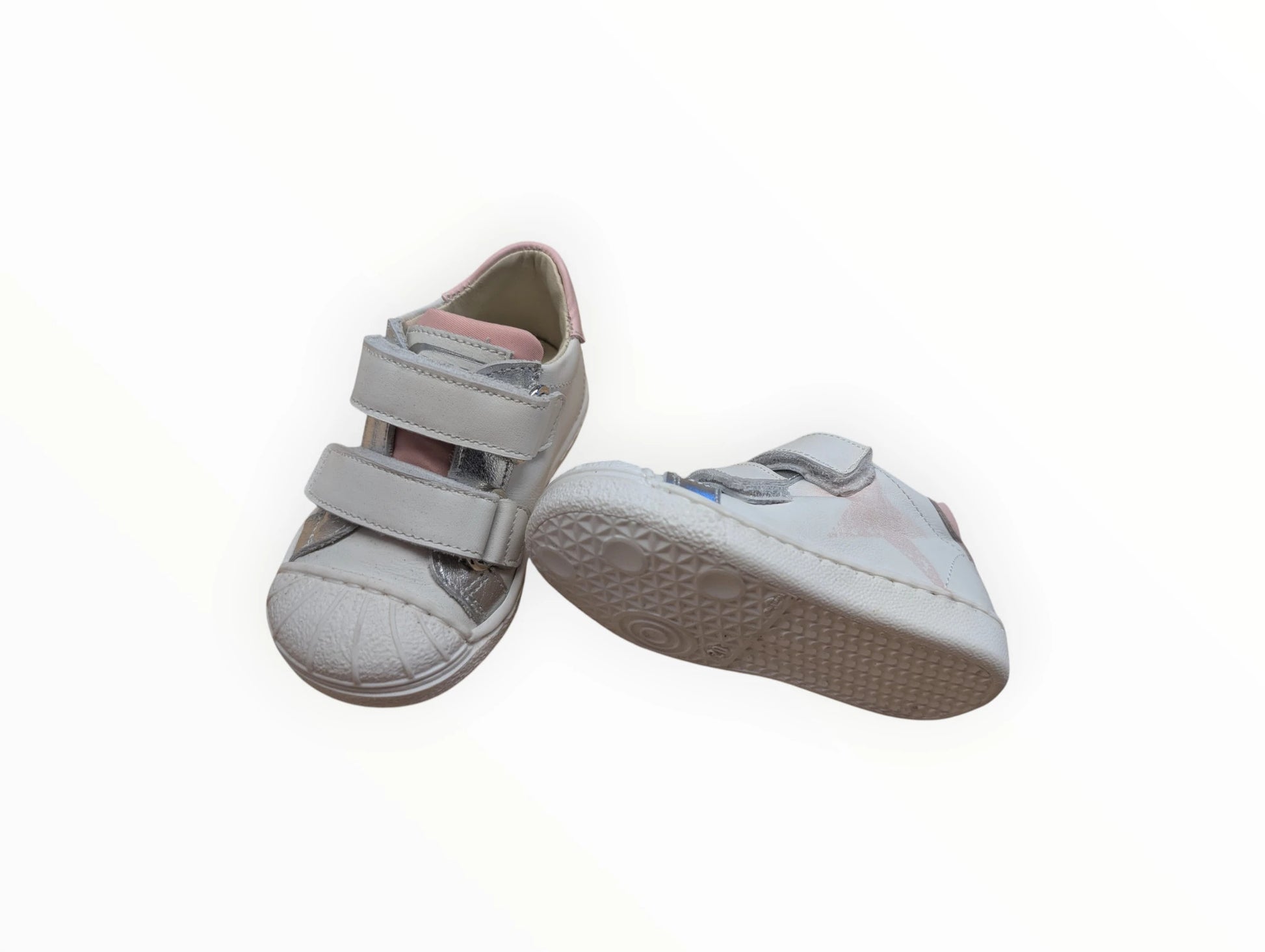 Pierrot Outlet witte kindersneakers met klittenbandsluiting, roze en zilveren steraccenten en flexibele zool.
