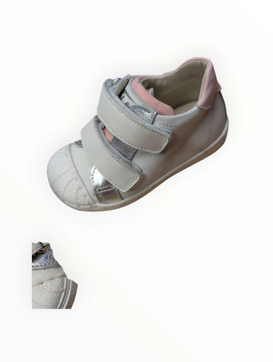 Pierrot Outlet witte kindersneakers met klittenbandsluiting, roze en zilveren accenten, flexibele zool.