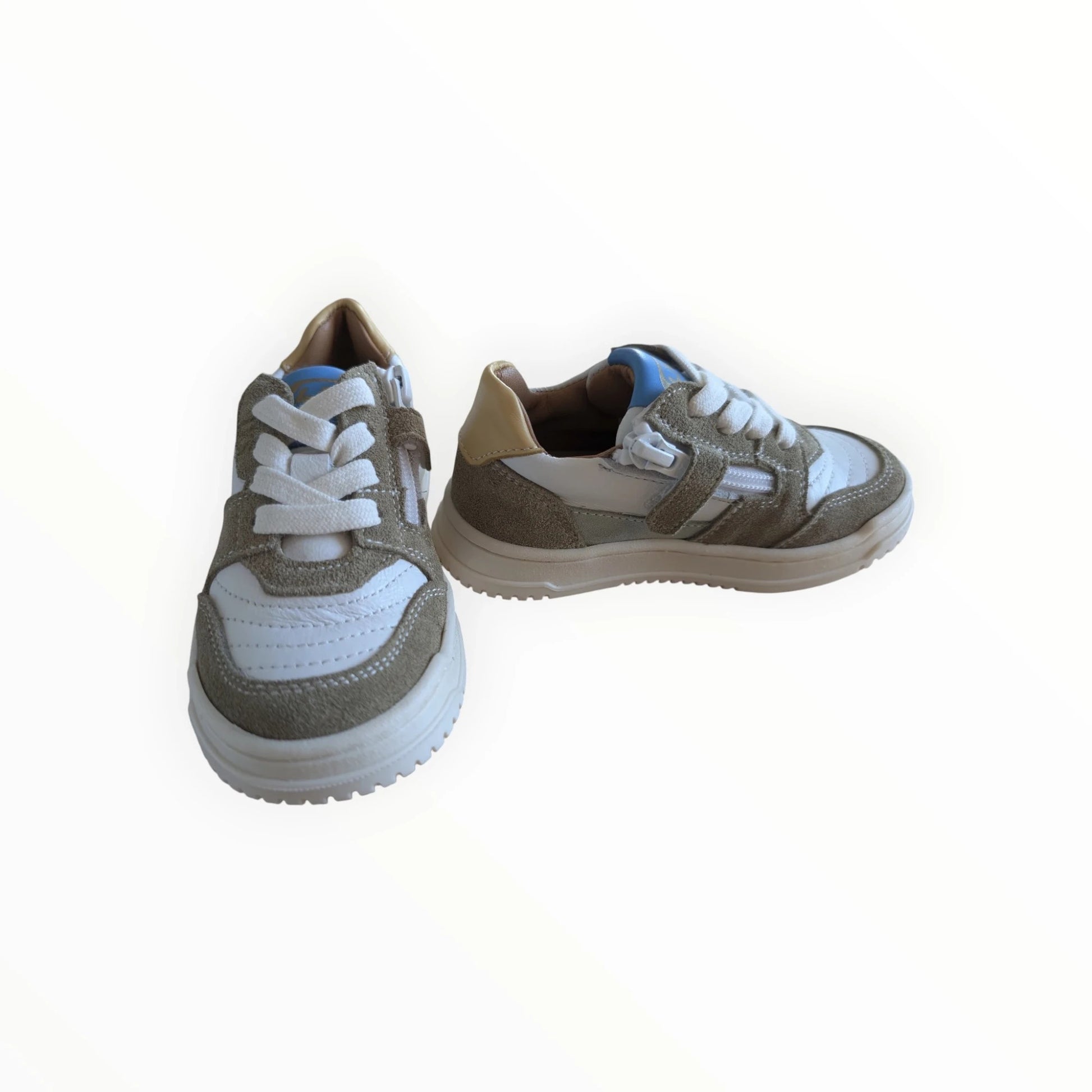 Pierrot Outlet kindersneakers van leer en suède in wit, taupe en blauw met rits en vetersluiting.
