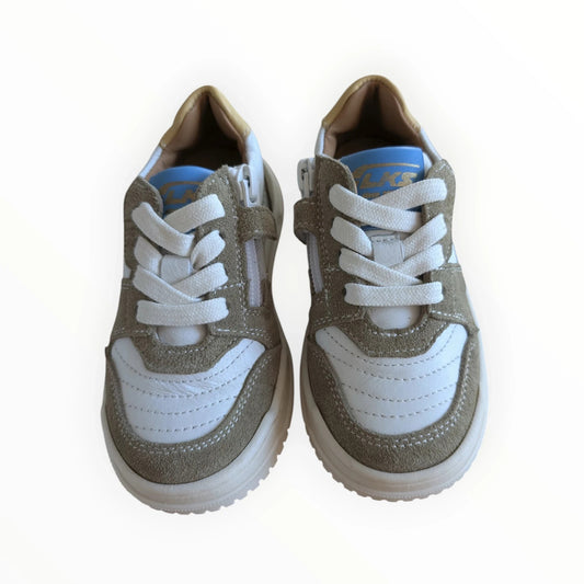 Pierrot Outlet kindersneakers van wit leer en taupe suède met veters en rits. Blauwe en gouden accenten.