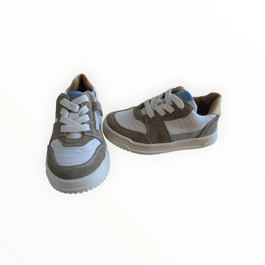 Pierrot Outlet kindersneakers van leer en suède in wit en taupe, met veters en rits. Blauwe en gouden details.