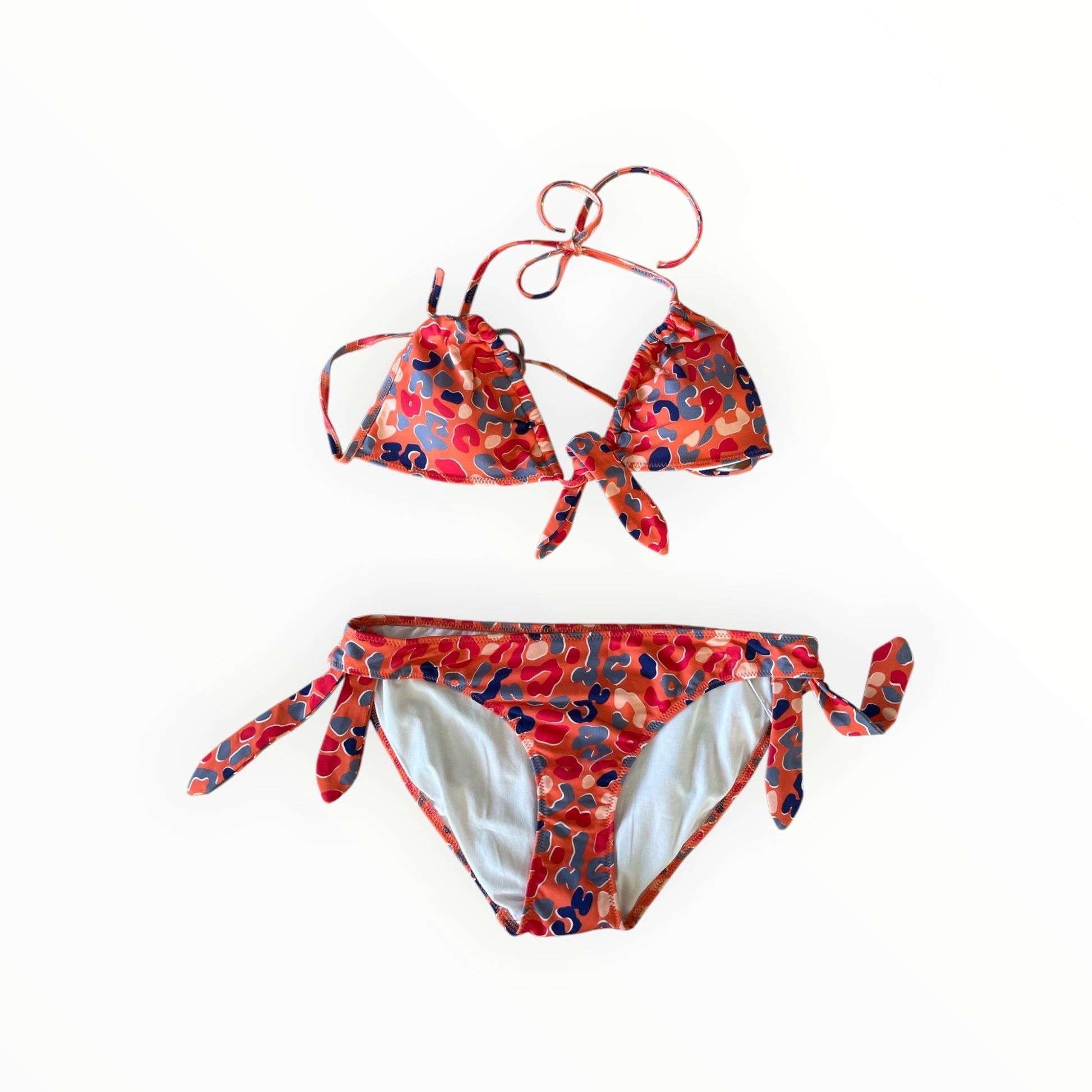 Pierrot Outlet kleurrijke bikini met triangel-top en broekje met strikdetails in een vrolijke abstracte print.