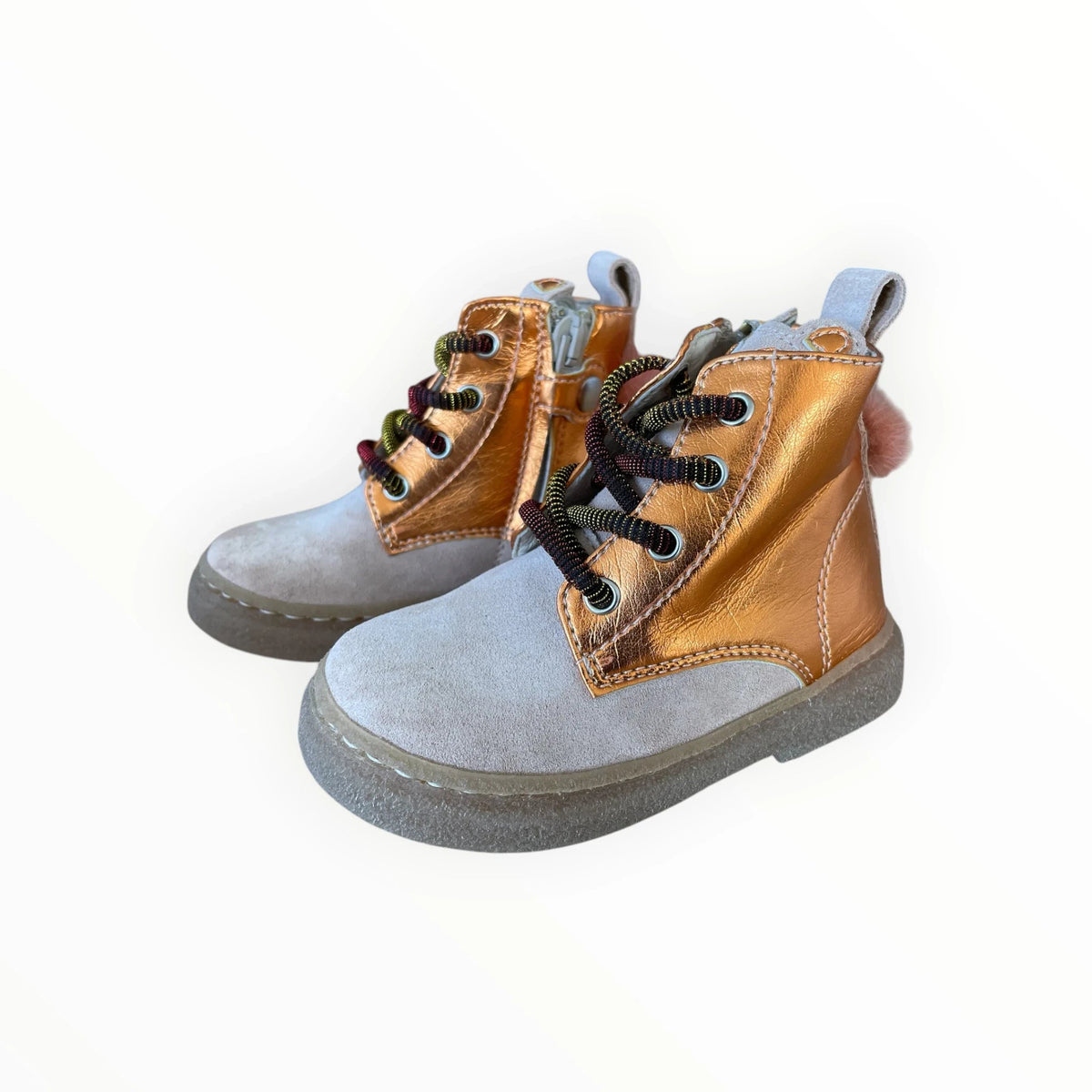 Pierrot Outlet metallic koperkleurige enkellaarsjes voor kinderen met lichtgrijze suède accenten en pompons.