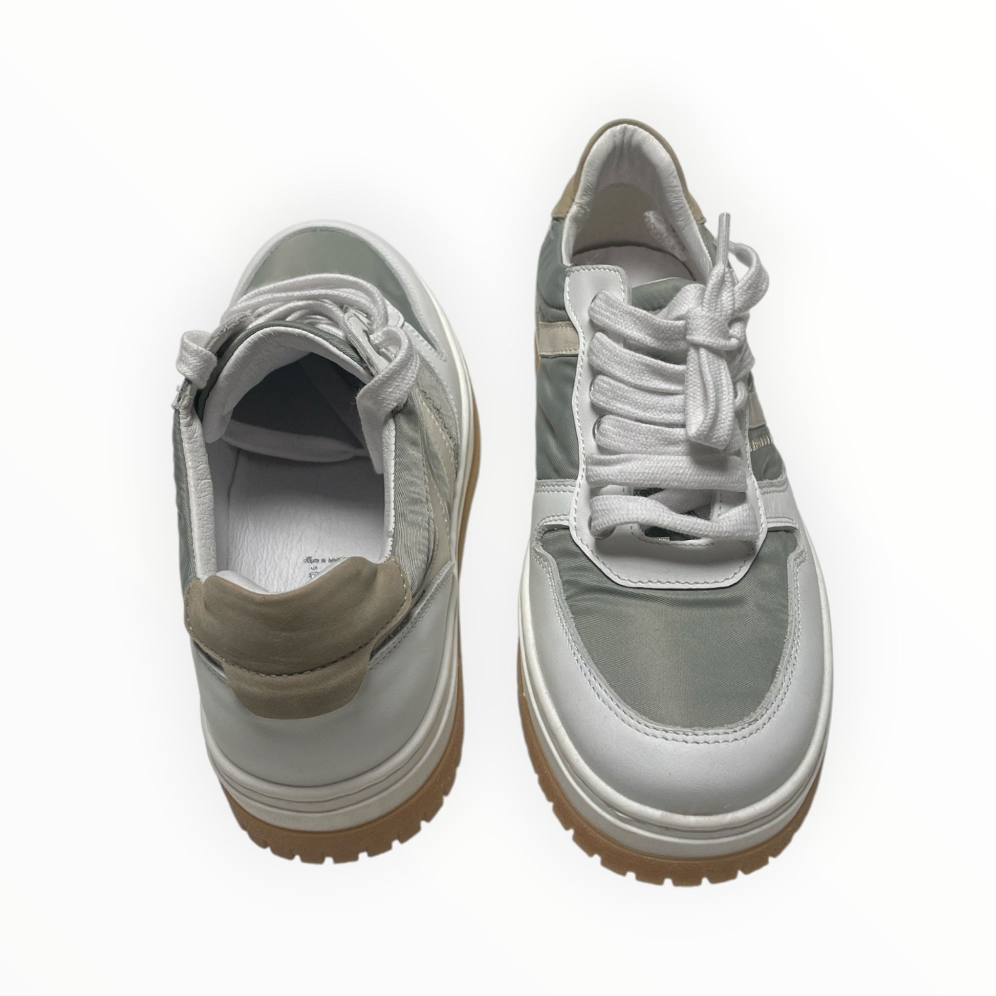 Pierrot Outlet lage sneakers in wit, grijs en beige met robuuste profielzool en vetersluiting