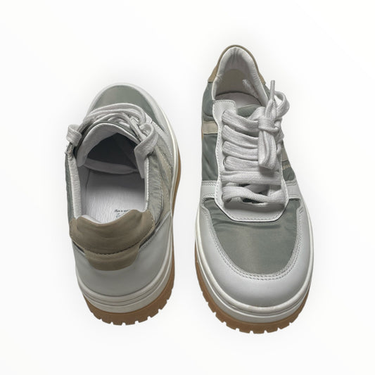 Pierrot Outlet lage sneakers in wit, grijs en beige met robuuste profielzool en vetersluiting